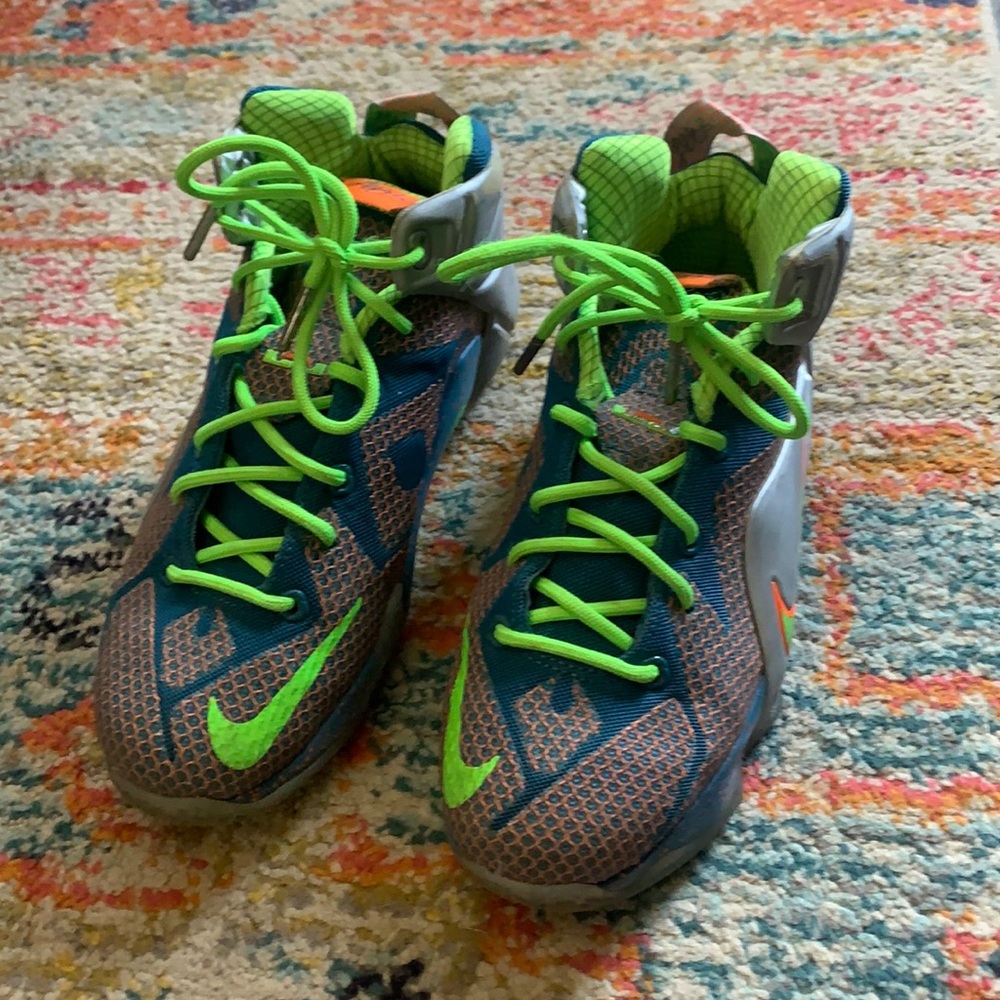 Big Boys size 4 Nike gym shoes